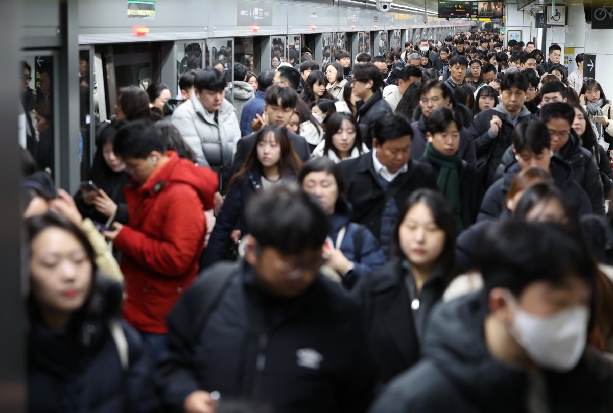 서울에 대설특보가 발효된 27일 오전 서울 종로구 지하철 5호선 광화문역이 시민들로 붐비고 있다. 2024.11.27.뉴시스