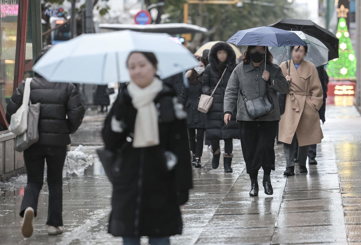 전 날에 이어 많은 눈이 내린 28일 서울 강남구 강남역 인근에서 우산을 쓴 시민들이 이동하고 있다. 2024.11.28 [서울=뉴시스]