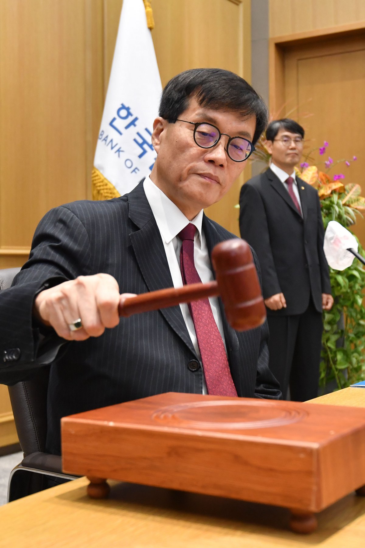 이창용 한국은행 총재가 28일 오전 서울 중구 한국은행에서 열린 금융통화위원회에서 의사봉을 두드리고 있다. 뉴스1