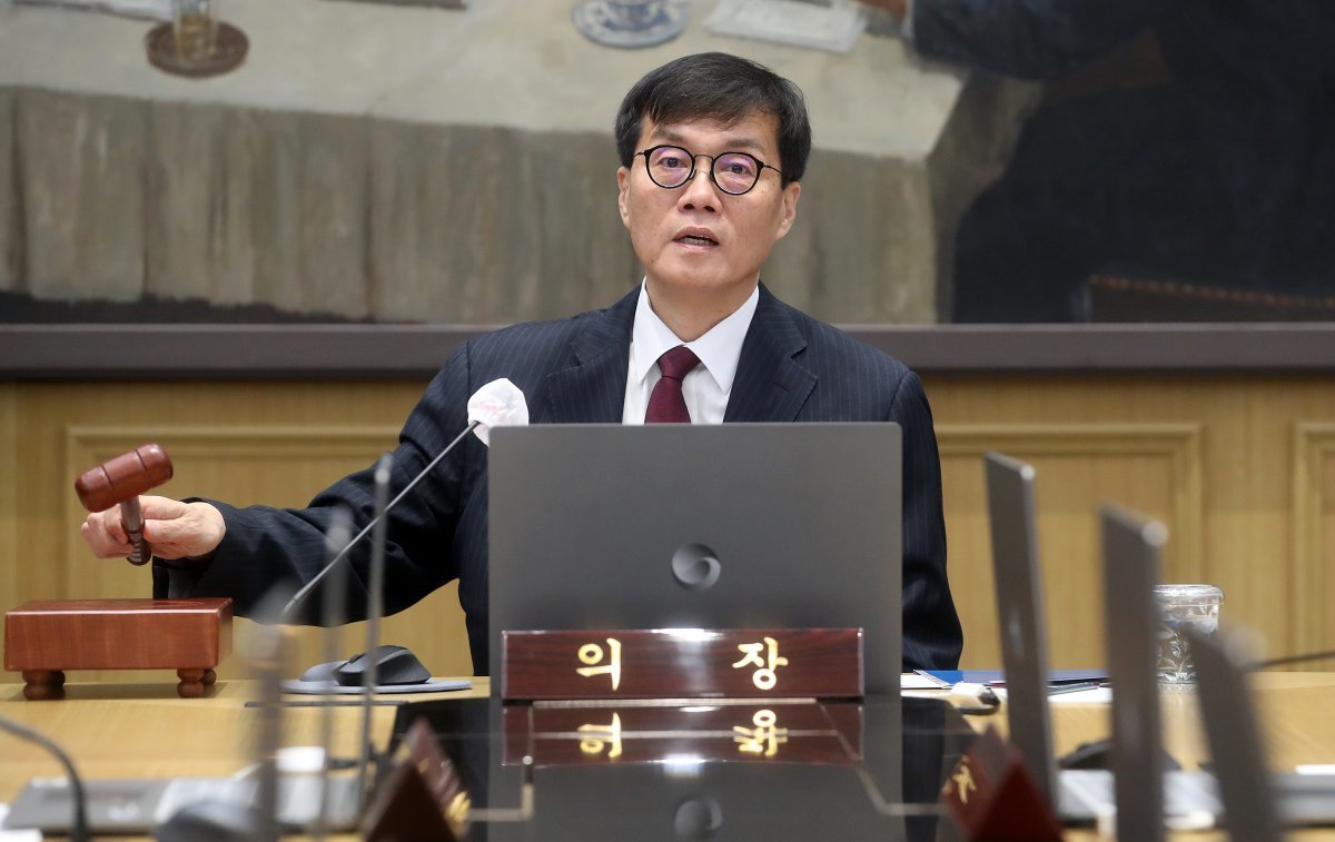 이창용 한국은행 총재가 28일 서울 중구 한국은행에서 열린 금융통화위원회를 주재하며 의사봉을 두드리고 있다. 2024.11.28. 뉴스1