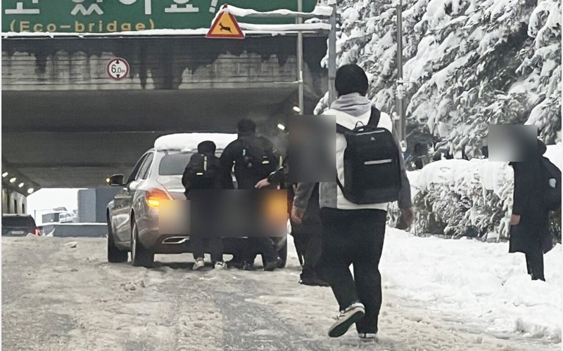 눈길에 도로를 오르지 못하는 차량을 뒤에서 밀어 도와준 학생들을 봤다는 훈훈한 사연이 전해졌다. 온라인 커뮤니티 ‘에펨코리아’ 갈무리