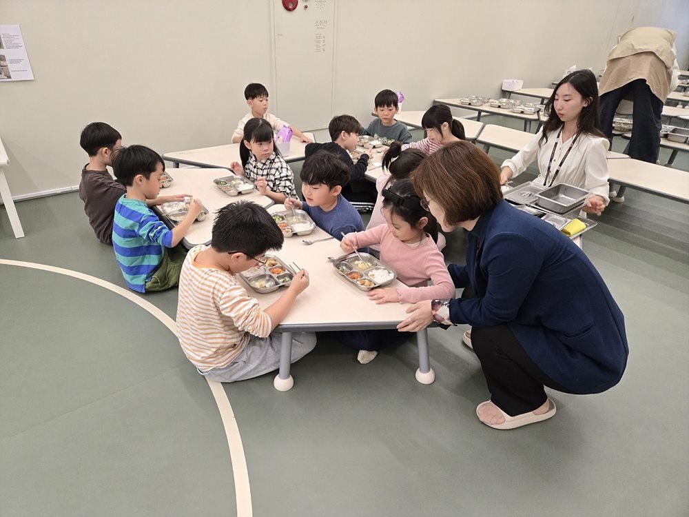 도토리소풍 넥슨 어린이집 아이들과 선생님이 함께 식사하는 모습 / 출처=IT동아