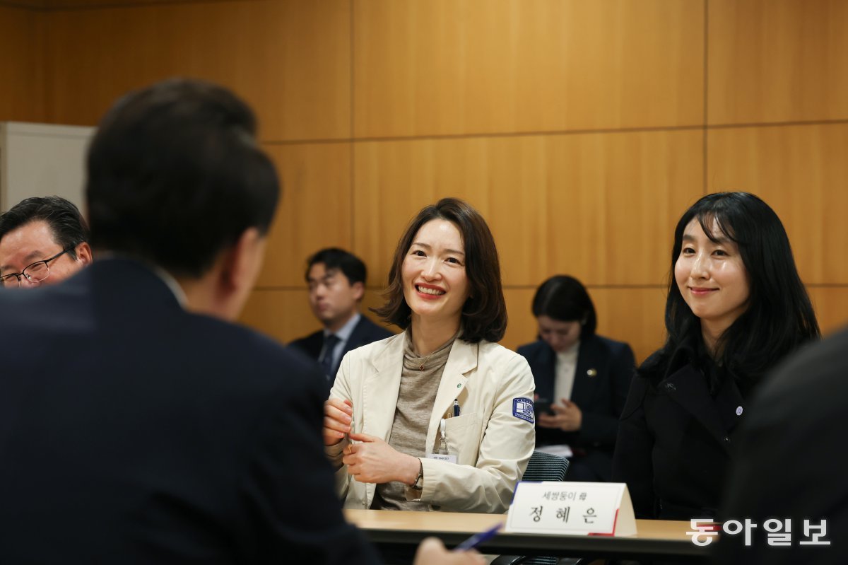 윤영아 소아청소년과 교수(가운데)와 세 쌍둥이 어머니 정혜은 씨가 28일 서울성모병원에서 열린 ‘이른둥이의 건강한 성장 지원을 위한 간담회’에서 윤석열 대통령의 발언을 듣고 있다. 송은석 기자 silverstone@donga.com