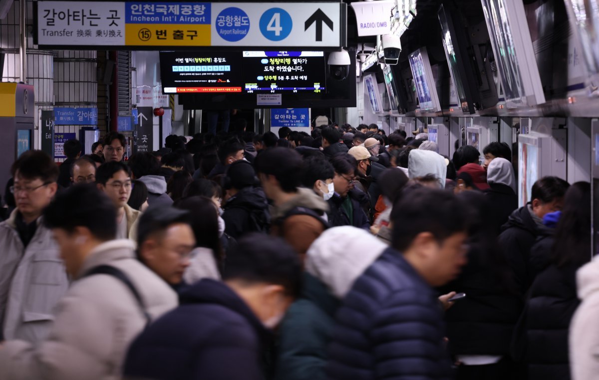 수도권 지역에 대설특보가 발효된 28일 서울 지하철 1호선 서울역 탑승장이 출근길 이용객들로 붐비고 있다. 2024.11.28. 뉴스1