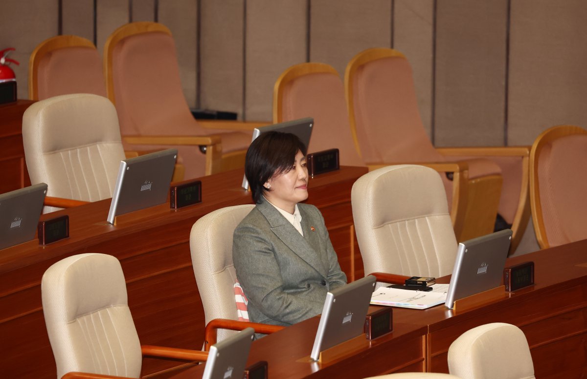 송미령 농림축산식품부 장관이 28일 오후 서울 여의도 국회에서 열린 제418회국회(정기회) 제13차 본회의에서 양곡관리법 개정안 관련 의원들의 찬반 토론을 듣고 있다. 2024.11.28 (서울=뉴스1)