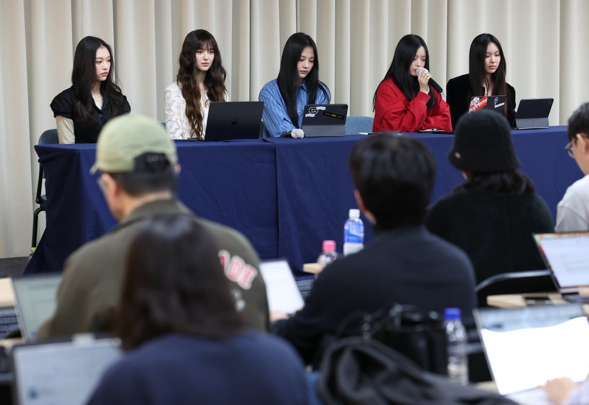 걸그룹 뉴진스가 28일 오후 서울 강남구 스페이스쉐어 삼성역센터에서 열린 전속계약 해지 관련 기자회견에 참석해 있다. 왼쪽부터 해린, 다니엘, 민지, 하니, 혜인. 2024.11.28/뉴스1