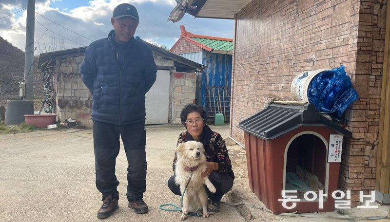 28일 충남 홍성군 서부면 어사리에서 만난 견주 심금순 씨가 백구를 안고 남편 이순동 씨와 사진 촬영을 하고 있다. 홍성=이정훈 기자 jh89@donga.com