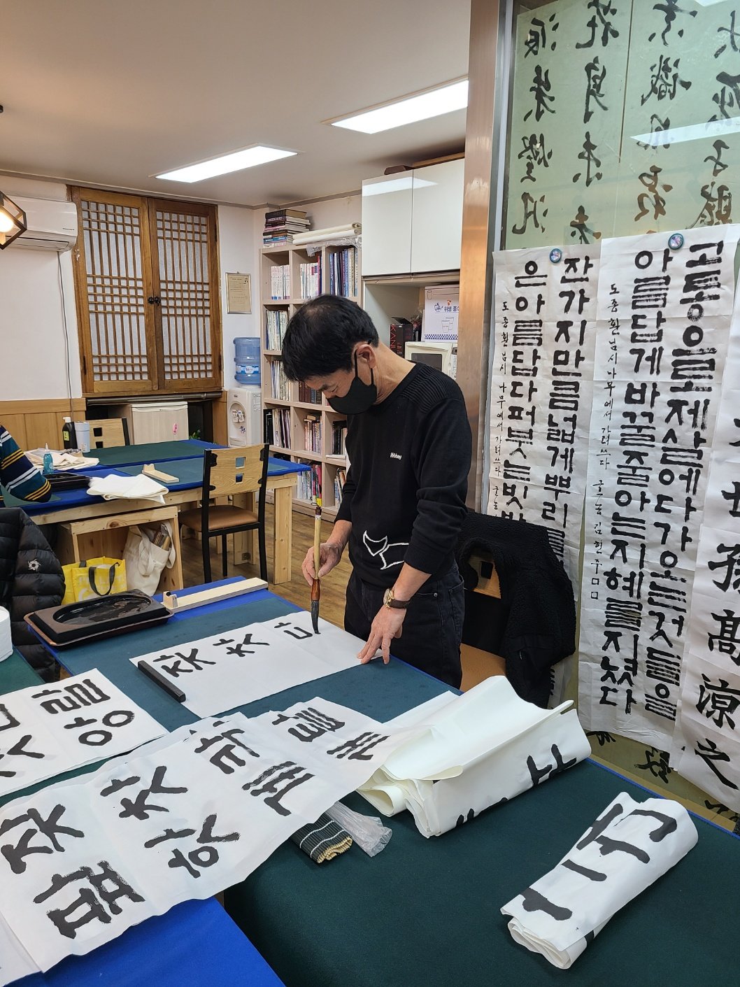 캠핑카 제작 일을 마친 뒤 서예학원을 찾아가 한국식 서체를 익히는 일은 권 씨에게 중요한 취미생활 가운데 하나다.