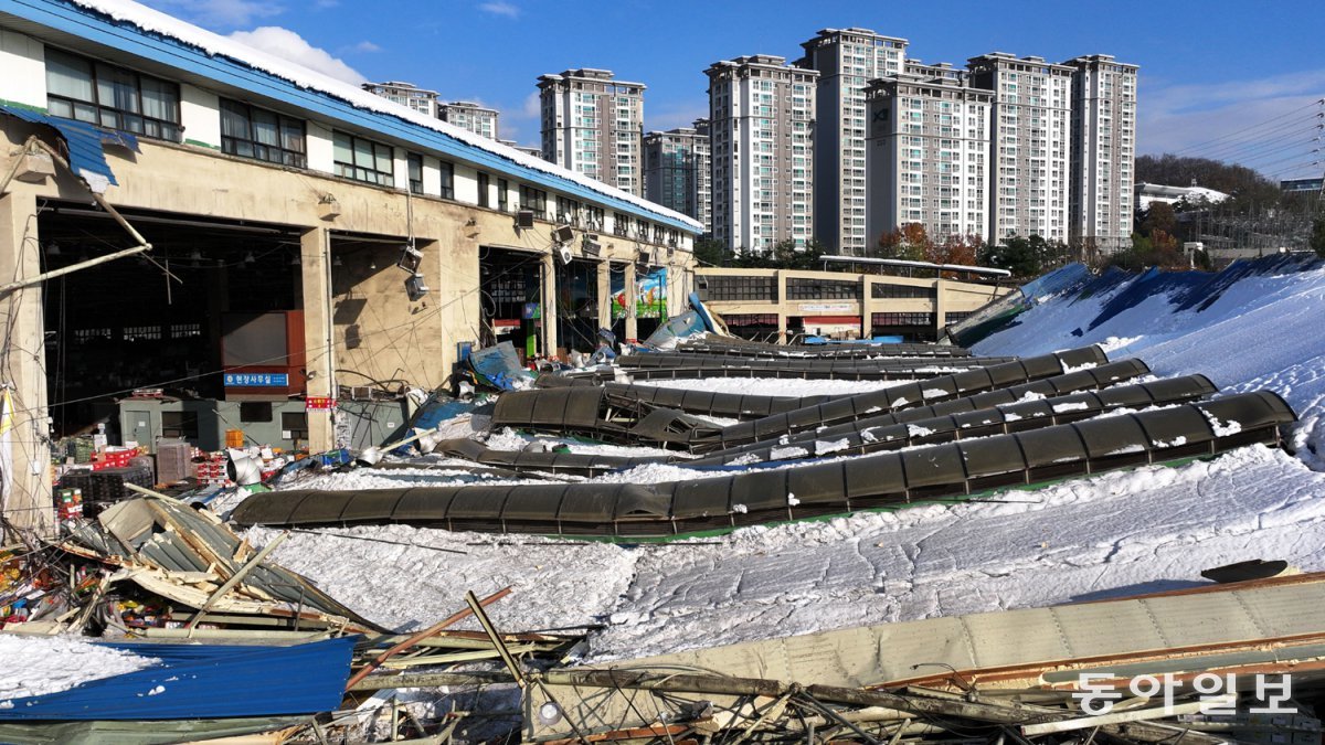 습설에 무너진 안양 농수산물시장 천장 28일 경기 안양시 동안구 평촌동 농수산물도매시장 청과동 샌드위치 패널 천장이 쌓인 눈의 무게를 이기지 못하고 무너져 내렸다. 이 사고로 장을 보러 나온 60대 여성이 이마와 무릎을 다쳐 병원으로 옮겨졌다. 안양=양회성 기자 yohan@donga.com