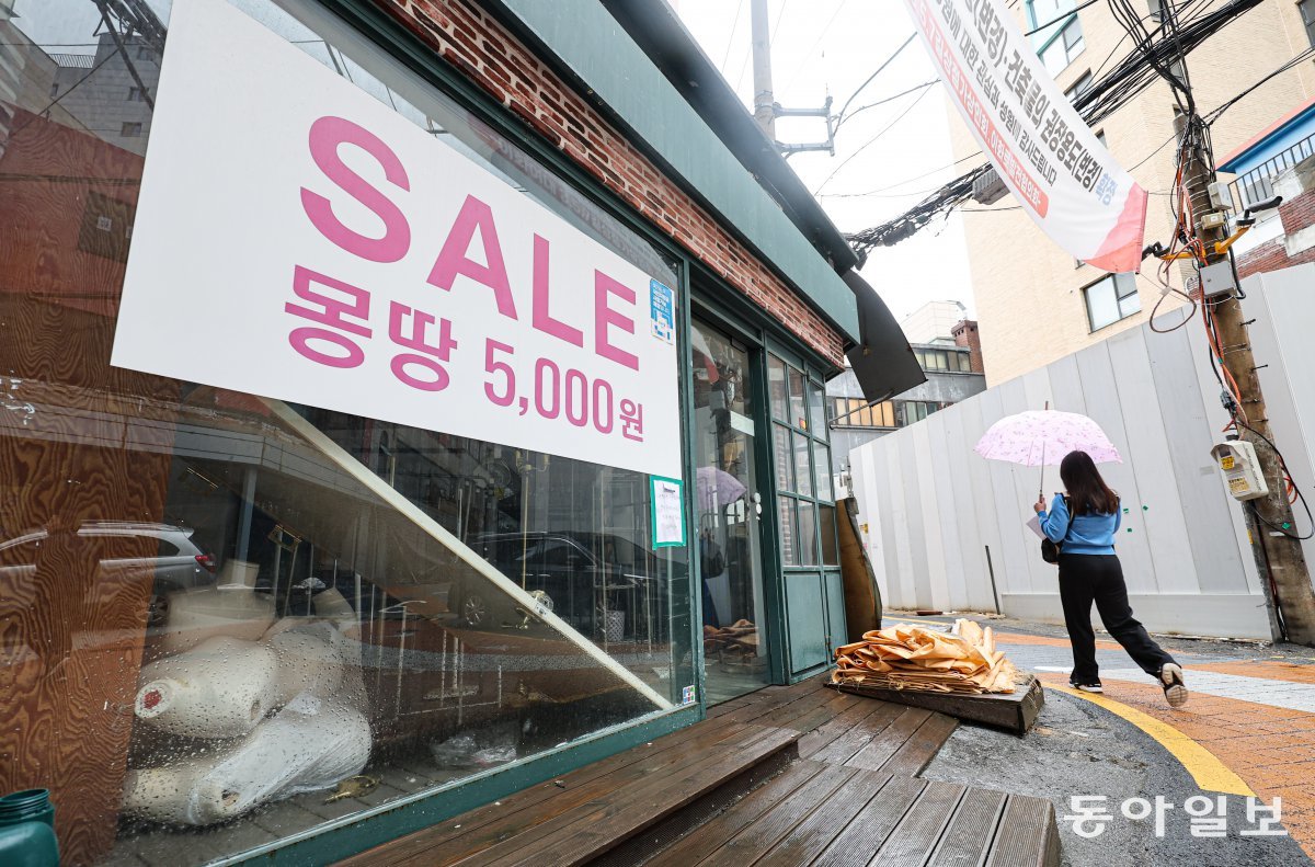 금융위원회는  내년 상반기 목표로 주택연금  관련 법 시행령을 개정해  폐업을 희망하는 자영업자가 기존 개인사업자  대출을 갚기 위한 용도로 주택연금을 사용하는 것도 허용하기로 했다.  사진은 올해 5월 촬영한 서울 서대문구 이화여대 앞 상가. 영업 부진을 이기지 못하고 폐업하며서 공실이 된 상태로, 임차인이 버리고 간 폐기물만 쌓여 있다.  동아일보 DB