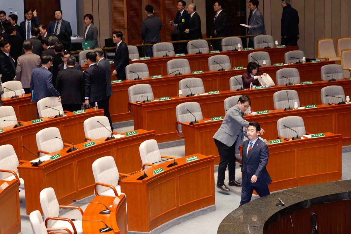 박정 국회 예산결산특별위원회 위원장이 29일 오후 서울 여의도 국회에서 열린 예결위 제13차 전체회의에서 국민의힘 의원들 퇴장 속에 정부 감액 예산안을 통과시킨 뒤 회의장을 퇴장하고 있다. 2024.11.29 (서울=뉴스1)