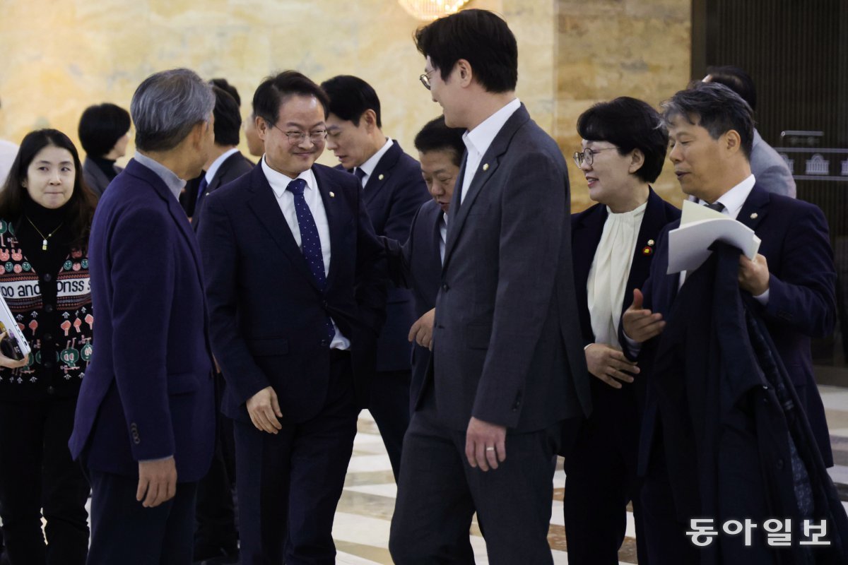 기자회견을 마친 더불어민주당 의원들이 밝은 표정으로 서로를 격려하며 국회 본관을 나서고 있다. 박형기 기자 oneshot@donga.com