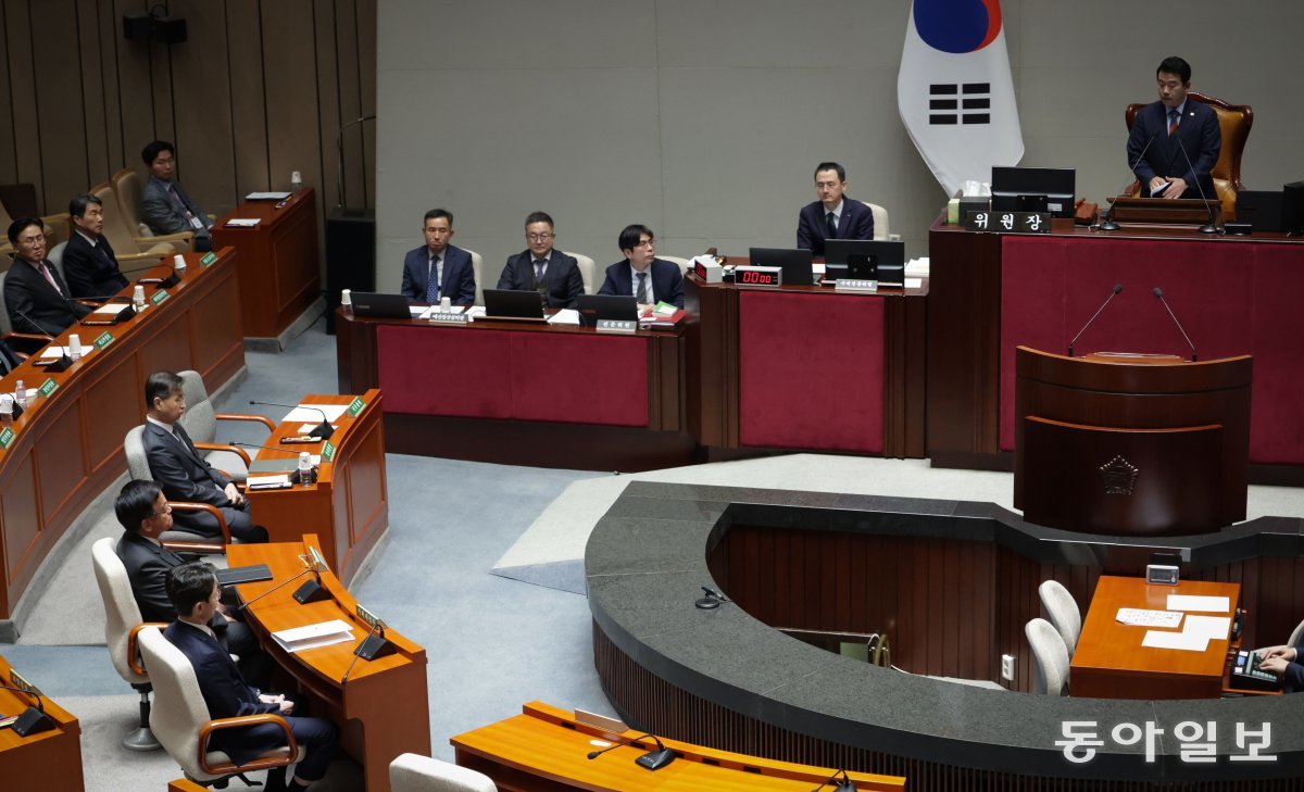 박정 예산결산특별위원회 위원장이 최상목 부총리 겸 기획재정부 장관에게 정부 측 인사말을 요청하고 있다. 박형기 기자 oneshot@donga.com