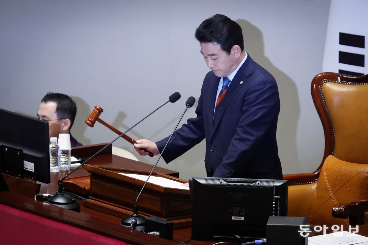 박정 예산결산특별위원회 위원장이 정부 감액 예산안 가결을 선포하며 의사봉을 두드리고 있다. 박형기 기자 oneshot@donga.com