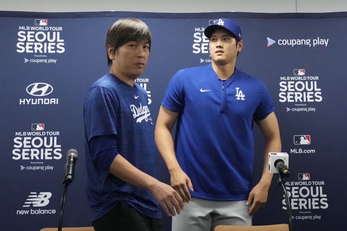 3월 열린 2024 미국 프로야구 메이저리그(MLB) 개막전 서울시리즈 당시의 오타니 쇼헤이(오른쪽)와 당시 통역 미즈하라 잇페이. AP 뉴시스