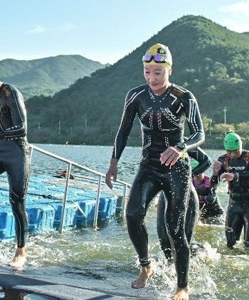 김은남 서울새솔초교 교사가 한 철인3종 대회에서 수영을 마치고 사이클을 타러 가고 있다. 김은남 교사 제공.