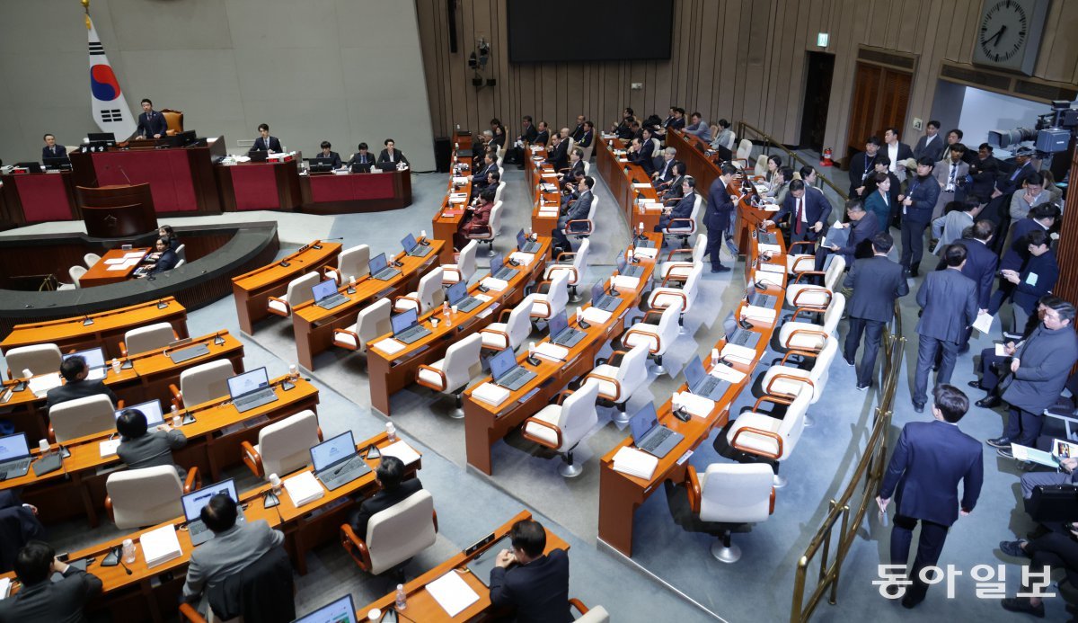 與, 예결위 항의하며 퇴장
29일 오후 서울 여의도 국회에서 열린 예산결산특별위원회 전체회의에서 국민의힘 의원들이 퇴장하고 있다. 민주당은 이날 내년도 예산안에서 검찰과 대통령실 특수활동비 등 4조1000억 원을 감액한 수정안을 단독 통과시켰다. 박형기 기자 oneshot@donga.com