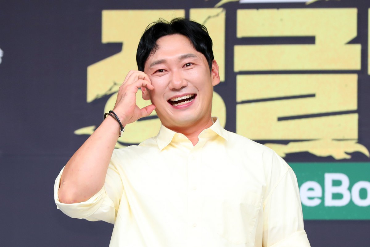 방송인 이승윤이 12일 오후 서울 양천구 SBS 본사에서 열린 새 예능 프로그램 ‘정글밥’ 제작발표회에서 포즈를 취하고 있다.  ‘정글밥’은 원시 부족의 야생 식문화를 직접 체험하고 한식 문화를 정글 구석구석 전파하는 프로그램이다. 2024.08.12.서울=뉴시스