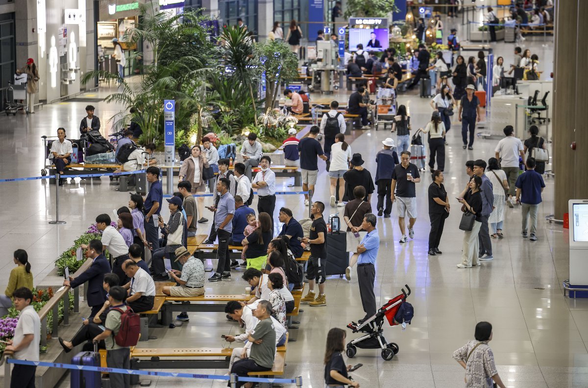 10일 인천국제공항 제1여객터미널 입국장이 이용객들로 붐비고 있다. 인천국제공항공사가 이번 추석연휴 특별 교통대책 기간인 13일부터 18일까지 총여객 120만 4000명(일평균 20만 1000명)이 인천공항을 이용해 역대 추석연휴 최다기록을 경신할 전망이라고 밝혔다. 이 수치는 이전 추석 연휴 최고치인 2017년의 18만7623명보다 7%가량 높다. 추석 연휴기간 중 이용객이 가장 많은 날은 18일로 21만 3000명의 여객이 인천공항을 이용할 것으로 예측됐다. 2024.09.10. [인천공항=뉴시스]