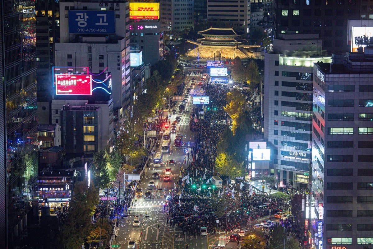 9일 오후 서울 중구 숭례문 일대에서 더불어민주당 주최로 ‘윤석열·김건희 국정농단 규탄·특검 촉구 제2차 국민행동의 날’ 장외 집회가 진행되고 있다. 2024.11.9/뉴스1 ⓒ News1 이재명 기자