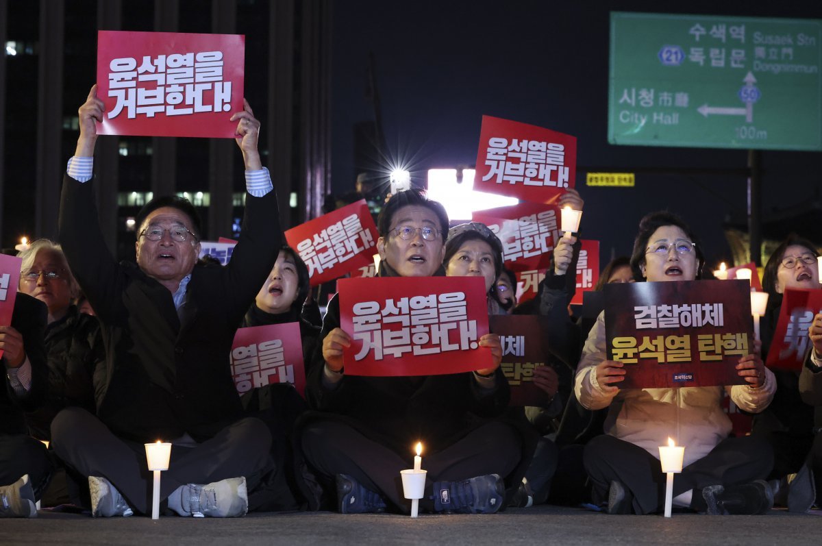 이재명 더불어민주당 대표를 비롯한 지도부 의원들이 23일 서울 종로구 광화문 광장에서 열린 ‘김건희-채상병 특검 추진! 국정농단 규명! 윤석열을 거부한다‘ 2차 시민행진 집회에서 구호를 외치고 있다. 2024.11.23. [서울=뉴시스]