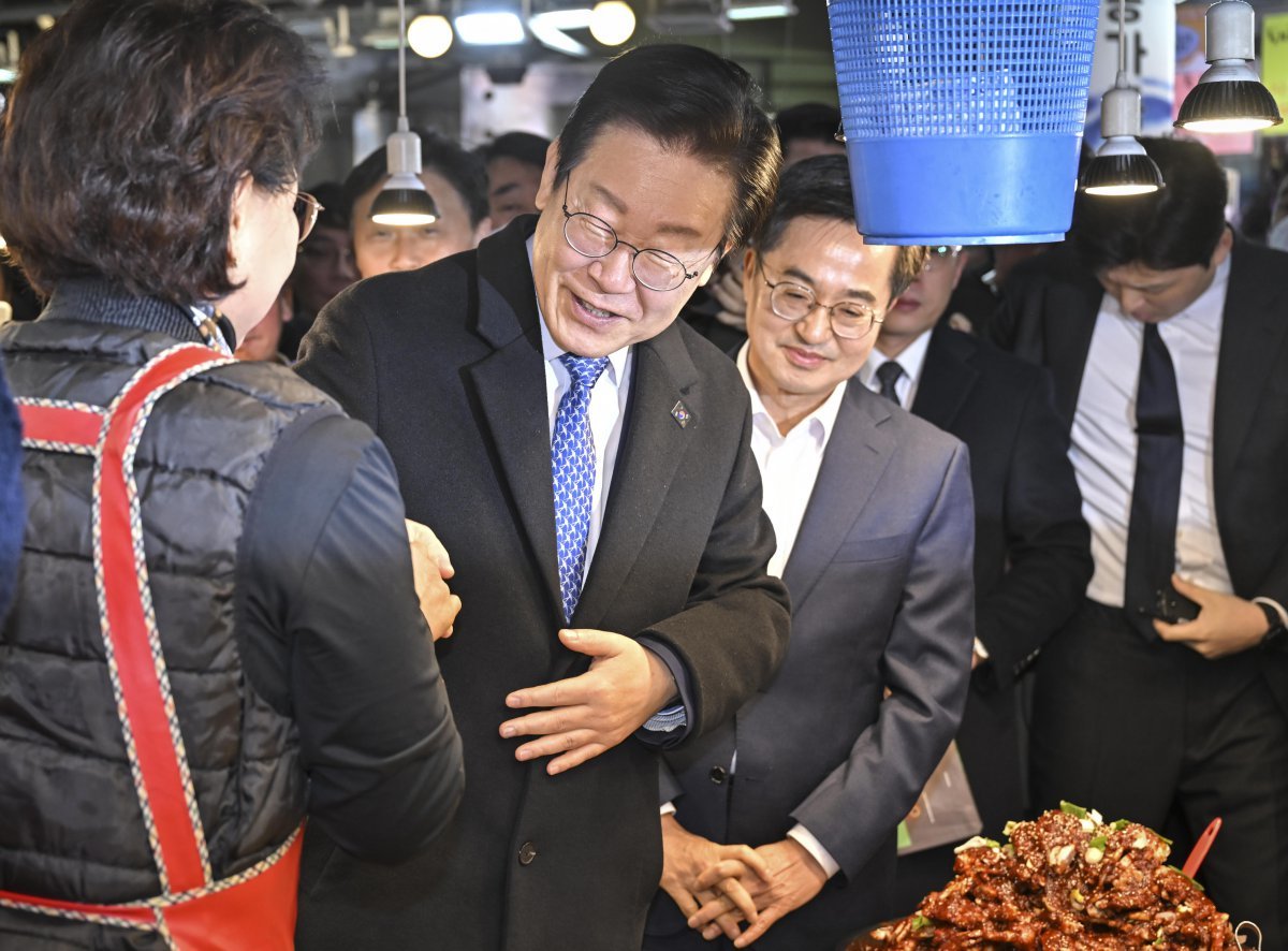 이재명 더불어민주당 대표가 21일 경기도 수원시 못골시장을 방문해 상인들과 인사하고 있다. (공동취재) 2024.11.21. 뉴시스