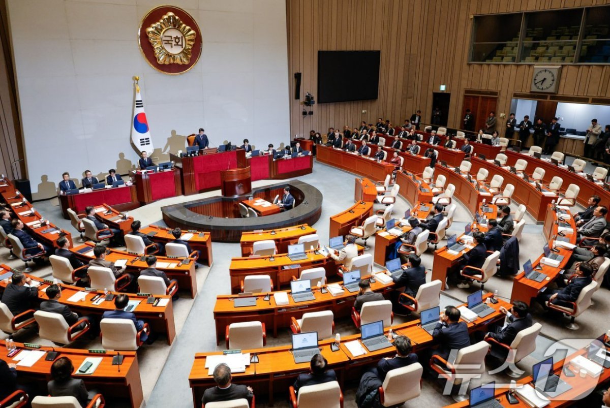 박정 국회 예산결산특별위원회 위원장이 29일 오후 서울 여의도 국회에서 열린 예결위 제13차 전체회의에서 국민의힘 의원들 퇴장 속에 정부 감액 예산안을 통과시키고 있다. 2024.11.29/뉴스1 ⓒ News1