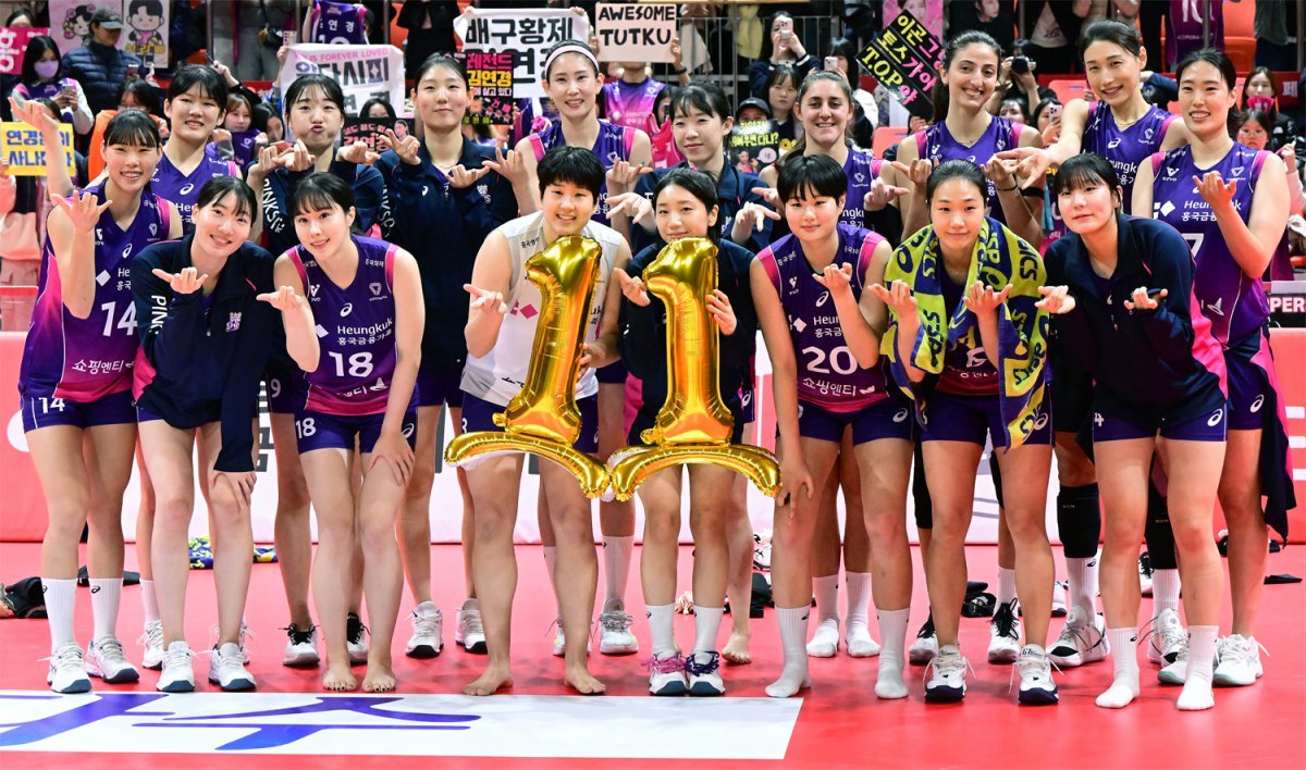 프로배구 여자부 흥국생명 선수들이 1일 페퍼저축은행을 꺾고 시즌 개막 후 팀 최다인 11연승을 기록한 뒤 코트에 함께 모여 기념 사진을 남기고 있다. 한국배구연맹(KOVO) 제공