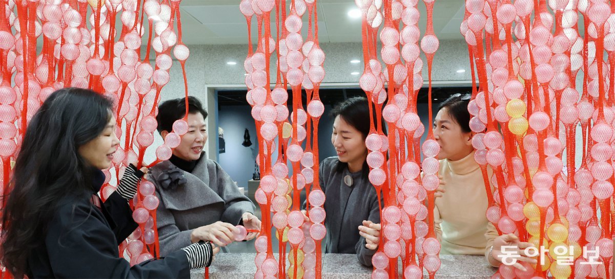 ‘아라크네 아이’전을 기획한 구혜원 푸른그룹 회장이 참여 작가들과 최성임 작가의 작품을 보고 있다. 왼쪽부터 지영지 작가, 구 회장, 원재선, 오주연 작가. 전영한 기자 scoopjyh@donga.com