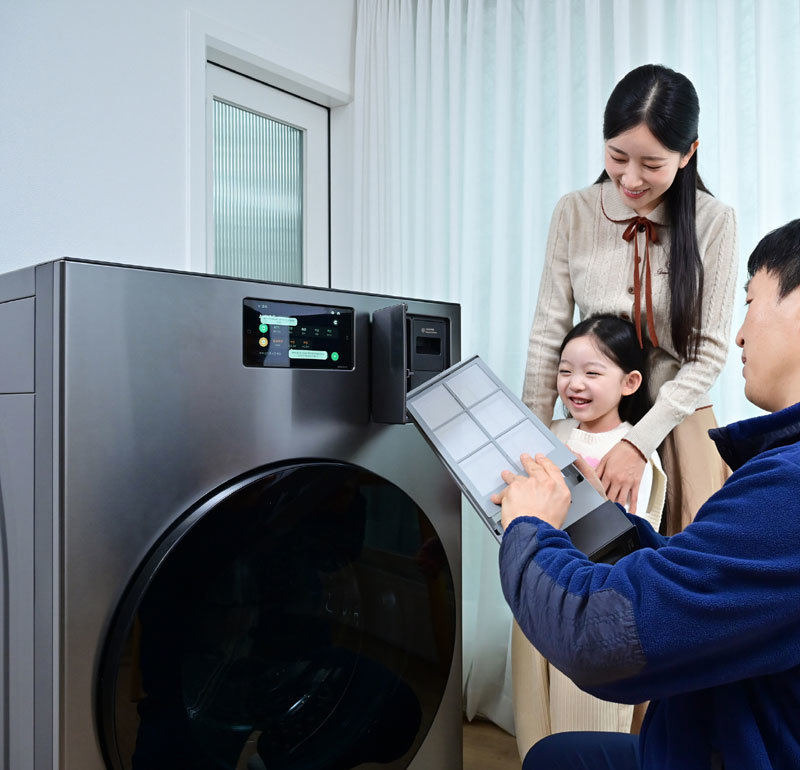 삼성전자는 1일부터 ‘AI 구독클럽’ 서비스를 선보인다고 밝혔다. 삼성전자 전문 엔지니어가 AI 구독 클럽 고객을 위한 방문케어 서비스를 진행하고 있다. 삼성전자 제공