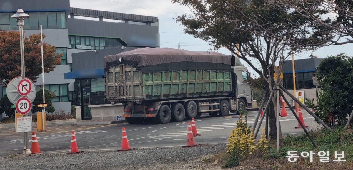 지난달 13일 오후 1시 20분경 울산 남구의 폐기물 처리 전문 기업인 A사. 산업 현장에서 나온 폐기물을 가득 실은 대형 트럭이 들어가고 있다. 영남권에선 최대 폐기물 소각 업체로 꼽히는 이 회사는 폐기물관리법에 근거해 폐기물로 만든 플라스틱 제품(연료)을 장기간 대규모로 소각했다가 울산시에 적발됐다. 울산=최창환 기자 oldbay77@donga.com