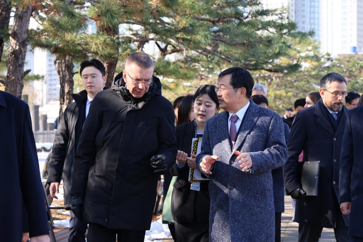 백승주 전쟁기념사업회장과 에드가르스 린케비치스 라트비아 대통령이 대화를 나누는 모습이다.