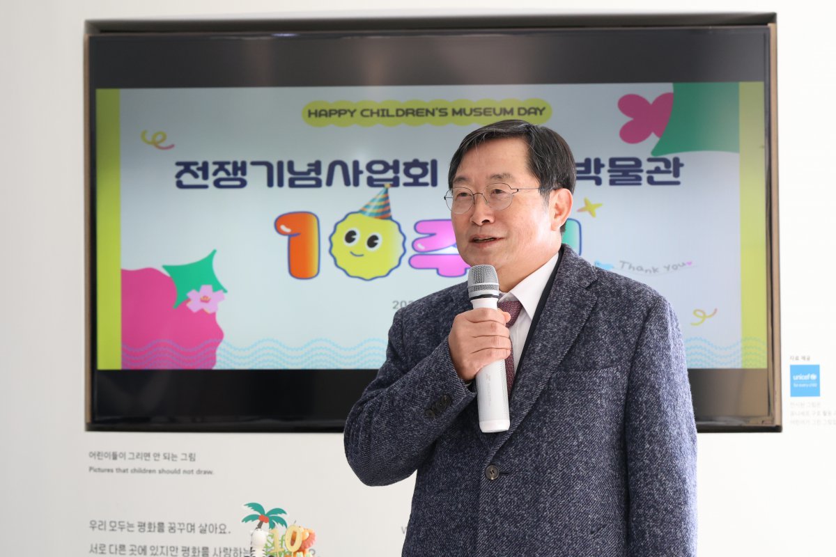 백승주 전쟁기념사업회장이 어린이박물관 개관 10주년 기념행사에서 축하인사를 하는 모습이다.