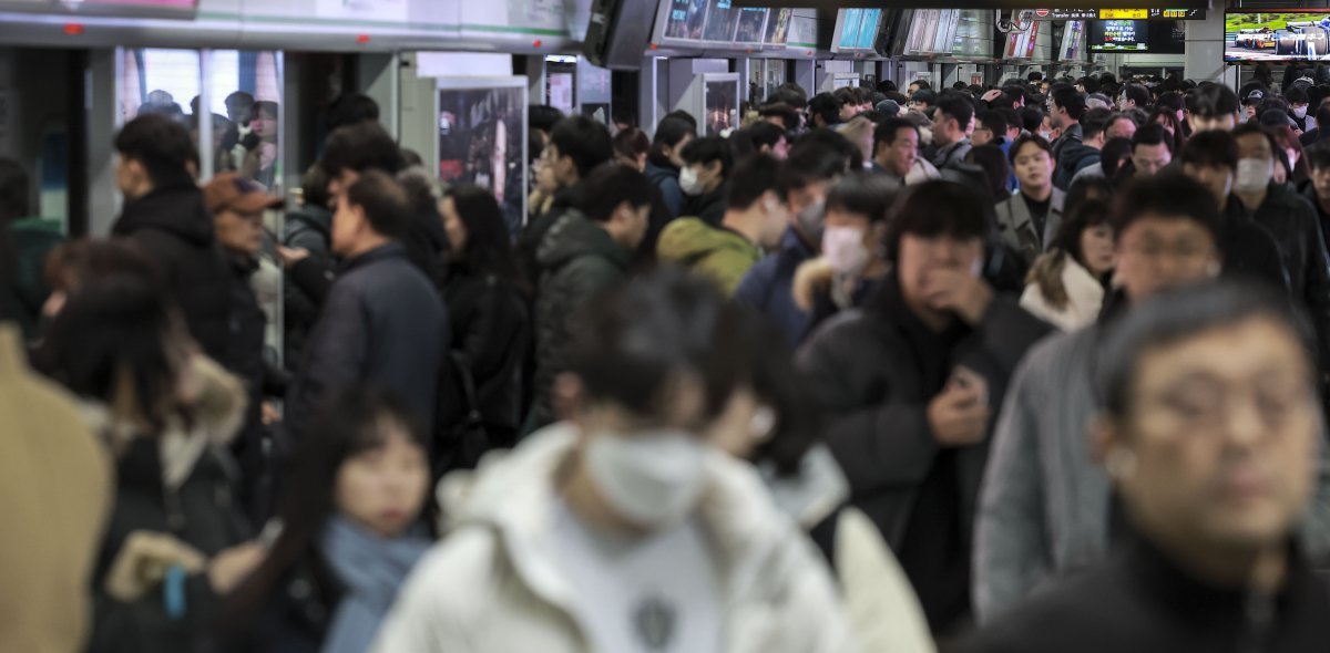 전 날에 이어 많은 눈이 내린 28일 서울 강남구 지하철2호선 강남역 승강장이 대중교통을 이용하는 승객들로 붐비고 있다. 2024.11.28. 서울=뉴시스