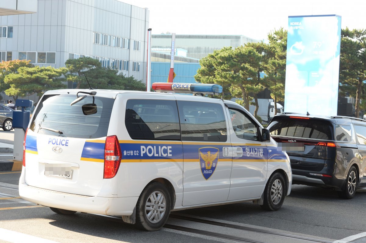 20일 오전 울산 북구 현대자동차 4공장 정문에서 울산경찰청 감식차량이 지난 19일 발생한 사망사고 현장 합동 감식을 위해 4공장 정문으로 들어가고 있다. 2024.11.20. 뉴시스