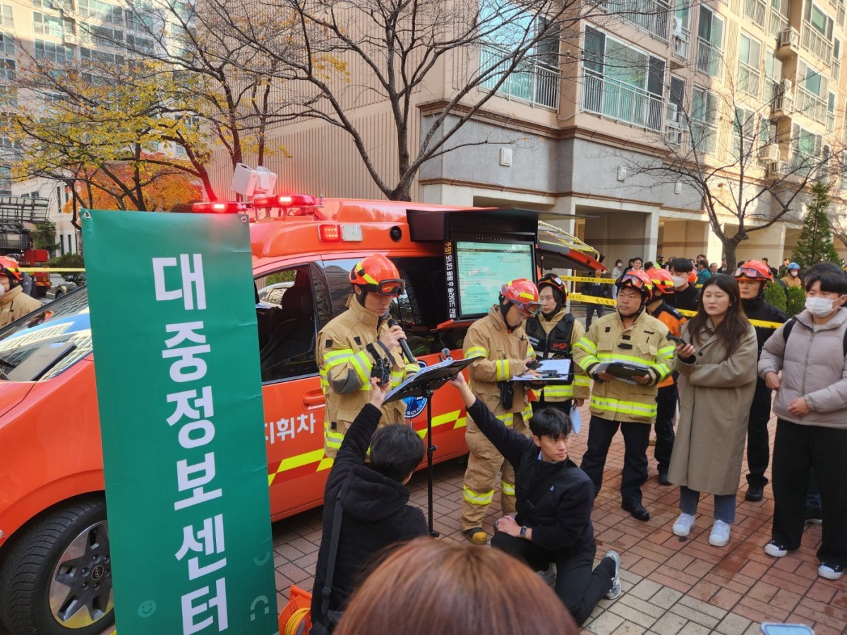 2일 오전 10시 25분쯤 화재가 난 대구 수성구 황금동 한 아파트 단지 내에서 소방 당국이 화재 사고 개요에 대해 설명하고 있다.(대구 수성소방서 제공) 2024.12.2/뉴스1