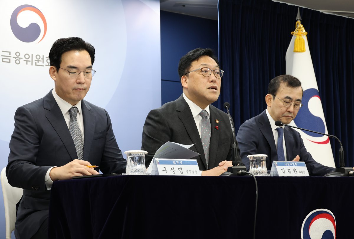 김병환 금융위원회 위원장이 2일 오전 서울 종로구 정부서울청사에서 일반주주 이익 보호 강화를 위한 자본시장법 개정방향에 대한 브리핑을 하고 있다. 2024.12.02.[서울=뉴시스]