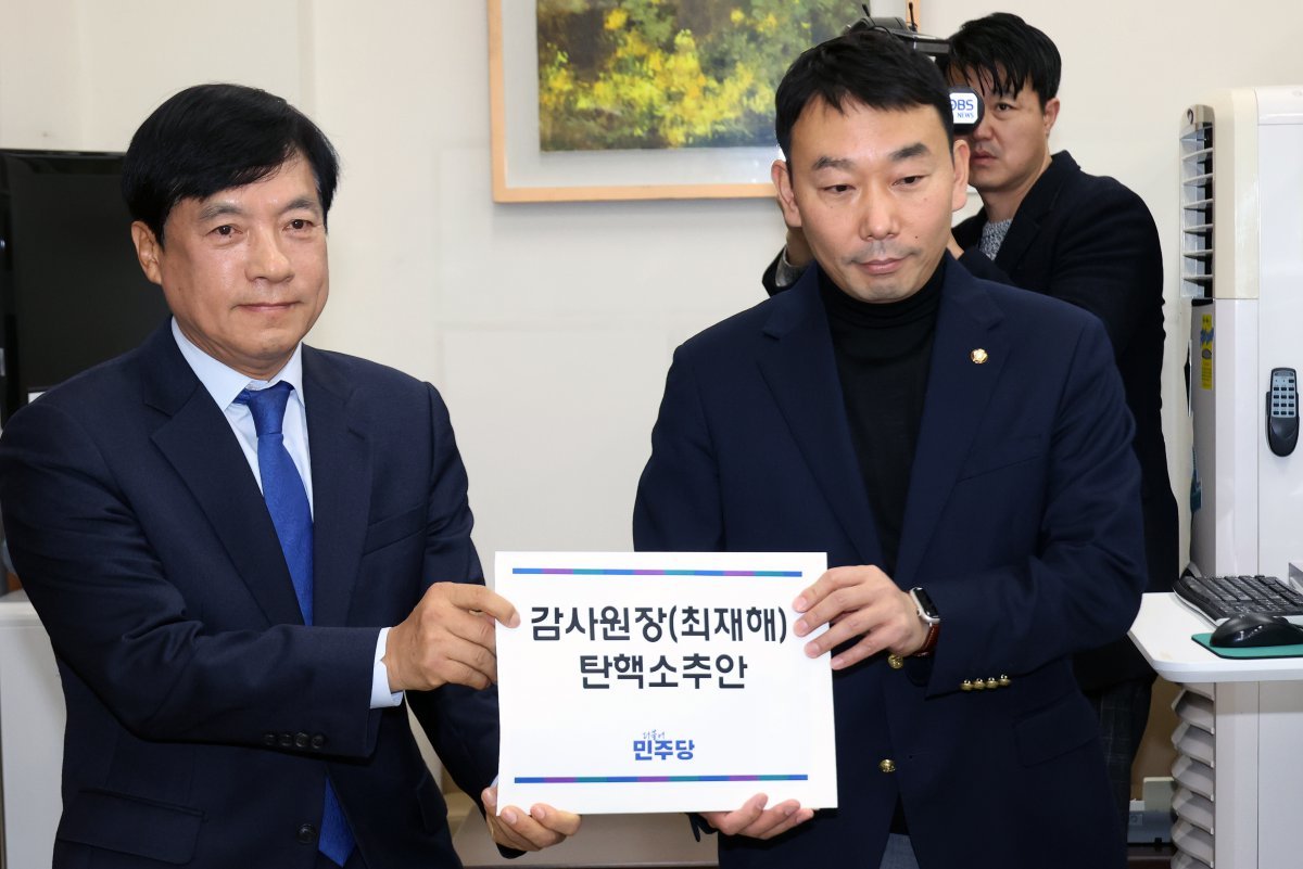 더불어민주당 김용민 원내정책수석부대표(오른쪽)와 이성윤 의원이 2일 오후 서울 여의도 국회 의안과에서 최재해 감사원장 탄핵소추안을 제출하고 있다. 이날 이들은 최재해 감사원장의 탄핵 사유에 대해 “감사원의 직무상 독립성을 부정한 것과 문재인 전 정부 표적 감사, 대통령 관저 이전 관련 부실 감사, 서해 피살 공무원 피살 감사, 이태원 참사, 월성 1호기 조기 폐쇄, 국정감사 중 자료제출 거부 등 6가지이다”고 설명했다. 사진공동취재단