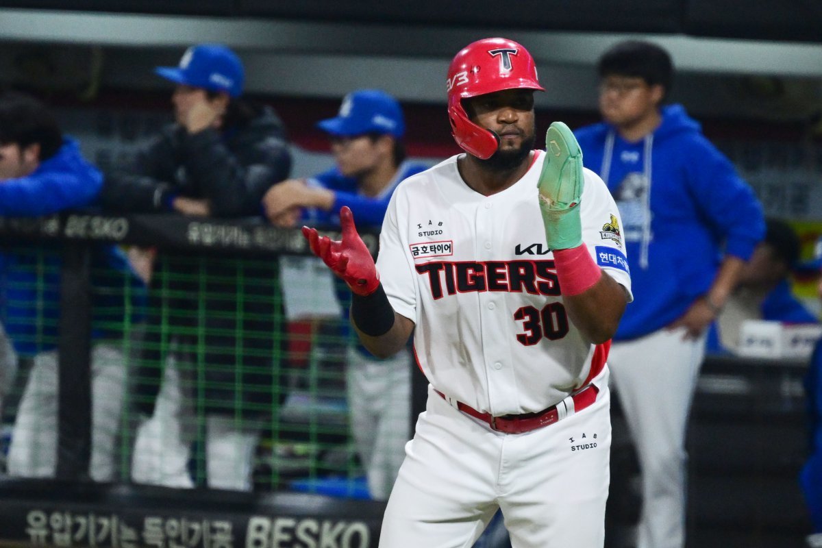 28일 광주 북구 광주-기아챔피언스필드에서 열린 2024 KBO 포스트시즌 한국시리즈 5차전 삼성 라이온즈와 KIA 타이거즈의 경기, 6회 말 1사 1·3루 주자 상황 KIA 김태군의 유격수 왼쪽 내야안타로 소크라테스가 홈인하면서 6-5로 역전하고 있다. 2024.10.28. [광주=뉴시스]