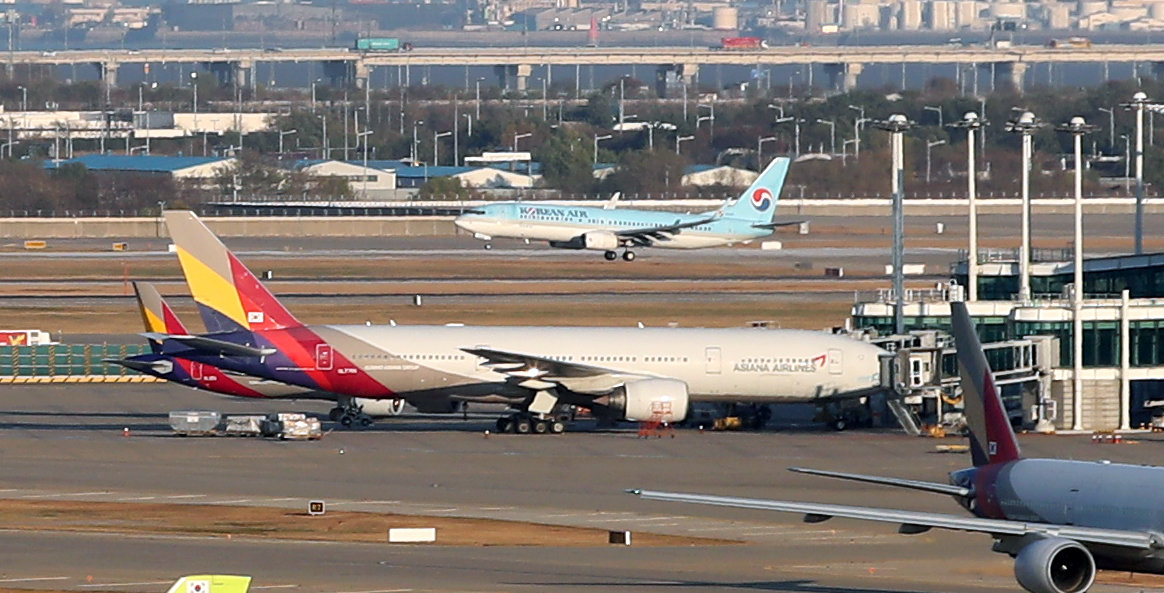 11월 22일 인천국제공항 계류장에 대한항공과 아시아나 비행기들이 계류해있다. 2024.11.22 뉴스1