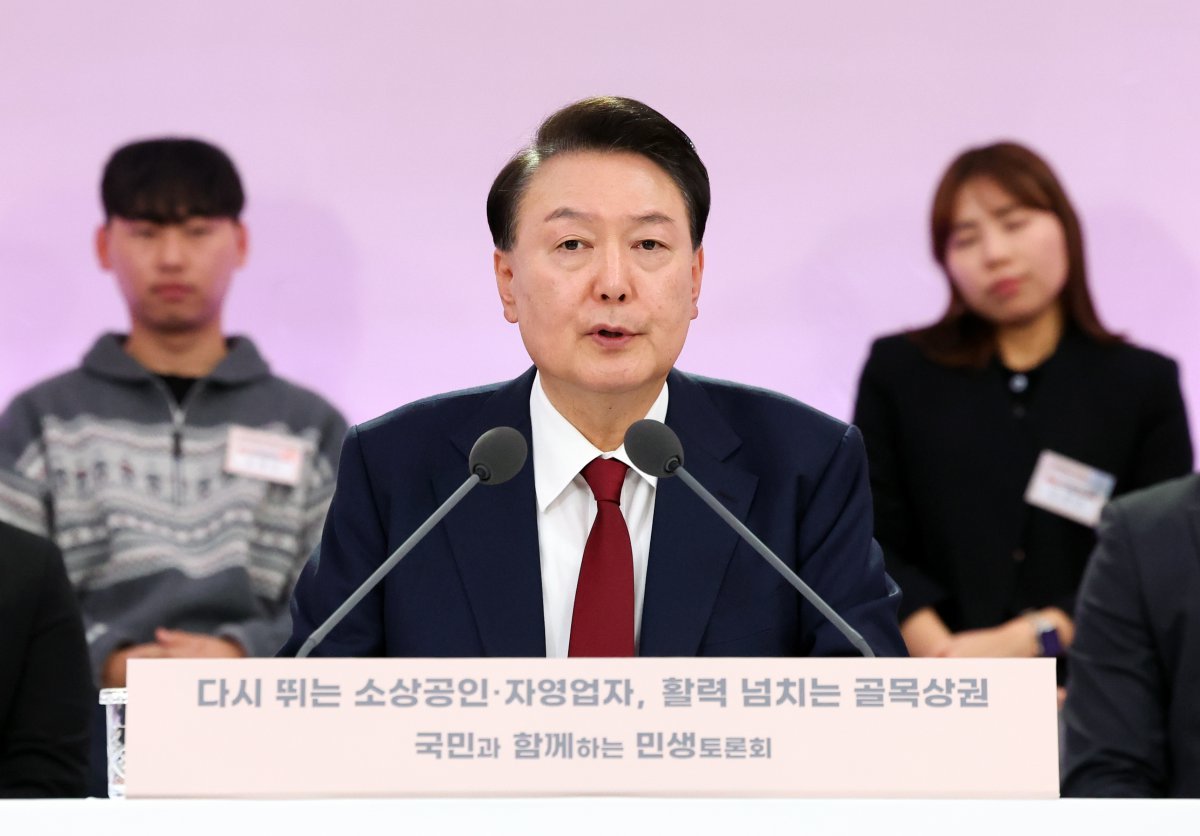 윤석열 대통령이 2일 충남 공주시 아트센터 고마에서 ‘다시 뛰는 소상공인·자영업자, 활력 넘치는 골목상권’을 주제로 열린국민과 함께하는 민생토론회를 주재하며 발언하고 있다. 2024.12.02. 뉴시스