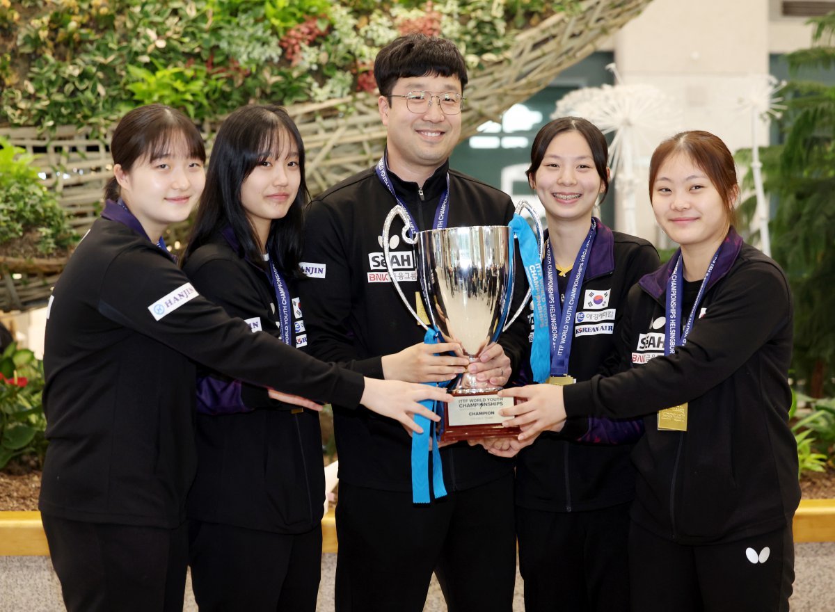 2024 국제탁구연맹(ITTF) 세계청소년선수권대회 U-19 여자단체전에서 우승을 차지한 여인호 코치와 선수들이 1일 인천국제공항을 통해 귀국, 취재진을 향해 포즈를 취하고 있다. 왼쪽부터 여인호 코치, 김태민, 최나현, 박가현, 유예린 선수 2024.12.01.  [인천공항=뉴시스]