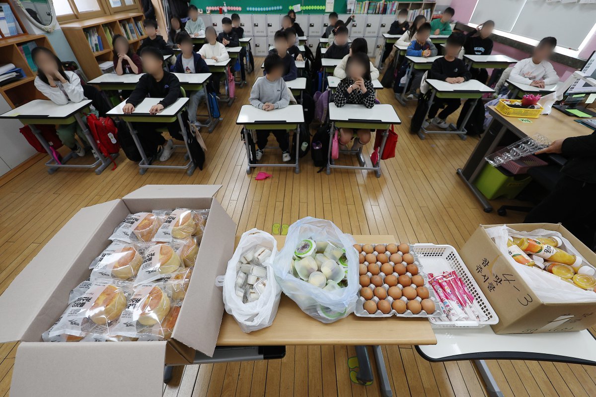 전국학교비정규직노동조합 대구지부와 대구학교비정규직연대회의(대구학비연대회의) 소속 노동자들이 총파업에 돌입한 21일 대구 시내 한 초등학교 교실에서 학생들이 대체급식으로 나온 빵·달걀·우유·음료 등으로 점심을 준비하고 있다. 2024.11.21/뉴스1 ⓒ News1