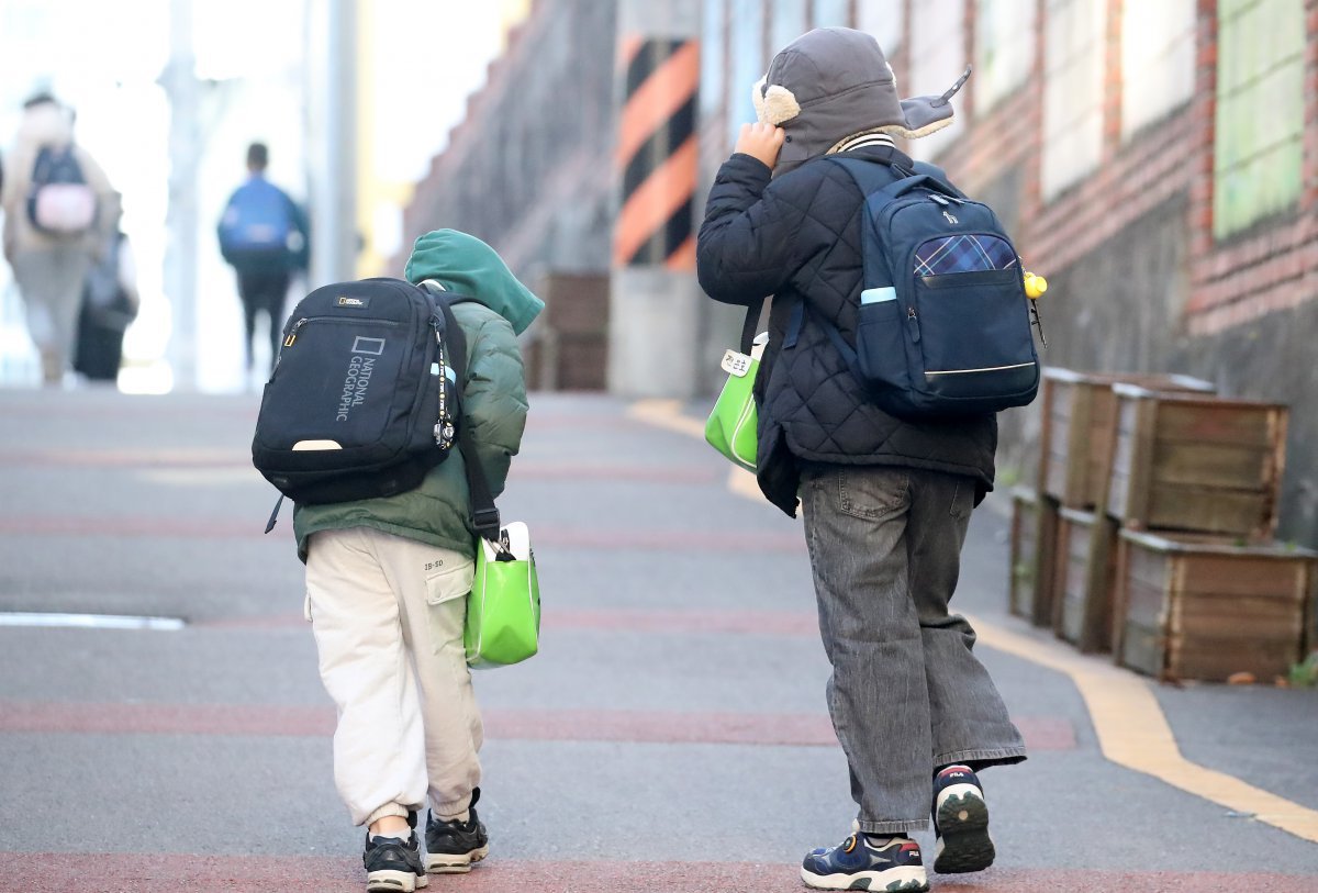 하루 사이 기온이 크게 떨어진 18일 오전 대구 도심의 한 초등학교 앞에서 겨울옷을 챙겨입은 학생들이 매서운 바람에 잔뜩 웅크린 채 등교하고 있다. 2024.11.18/뉴스1