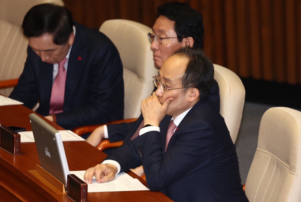 추경호 국민의힘 원내대표가 2일 오후 서울 여의도 국회에서 열린 제418회국회(정기회) 제14차 본회의에 굳은 표정으로 자리하고 있다. 2024.12.2/뉴스1