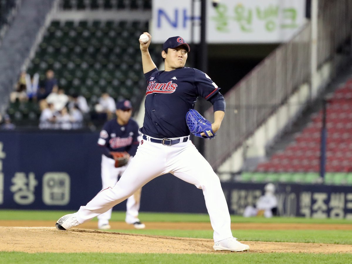 27일 오후 서울 송파구 잠실야구장에서 열린 2022 KBO리그 롯데 자이언츠와 두산 베어스의 경기, 롯데 투수 김도규가 두산 6회말 공격 때 마운드에 올라 역투하고 있다. 2022.07.27. 뉴시스