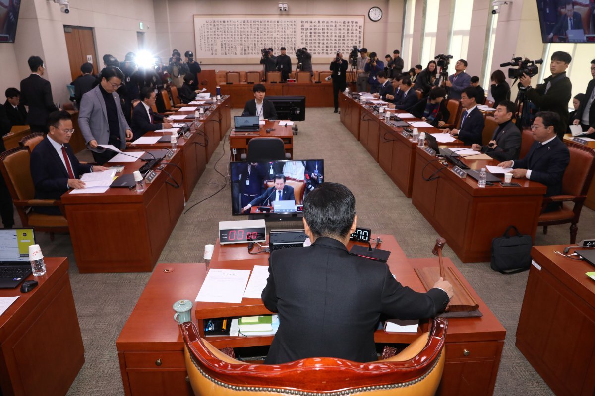 정청래 국회 법사위원장이 3일 오전 서울 여의도 국회에서 열린 법제사법위원회 전체회의에서 의사봉을 두드리고 있다. 뉴스1