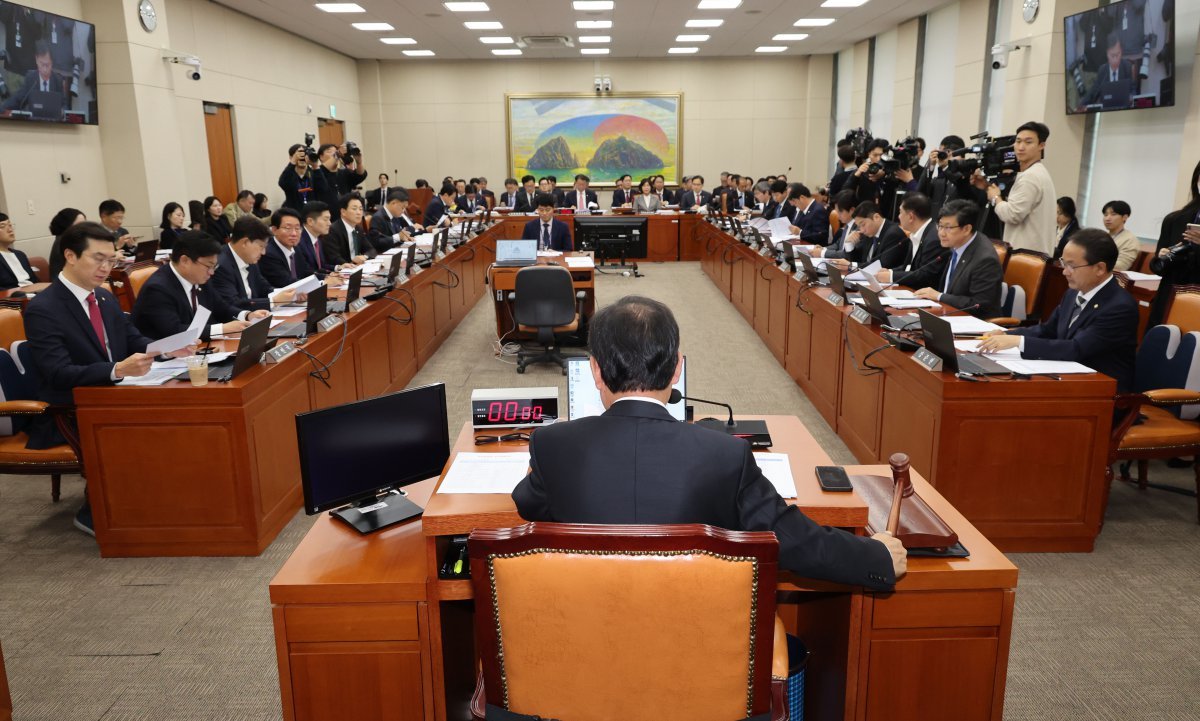 12일 오후 서울 여의도 국회에서 열린 정무위원회 전체회의에서 윤한홍 위원장이 의사봉을 두드리고 있다. 2024.11.12 뉴시스