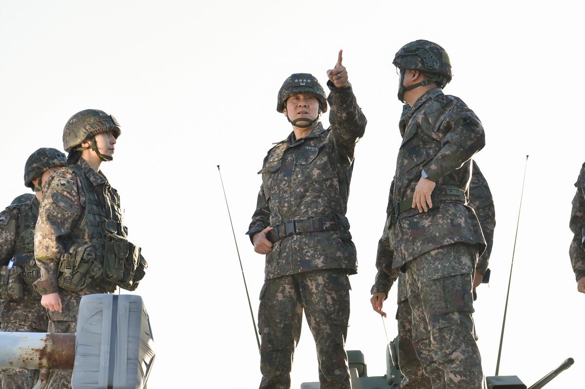 김명수 합참의장이 육군 1군단 예하 방공작전진지에서 방공작전태세를 점검하는 모습.(합동참모본부 제공)