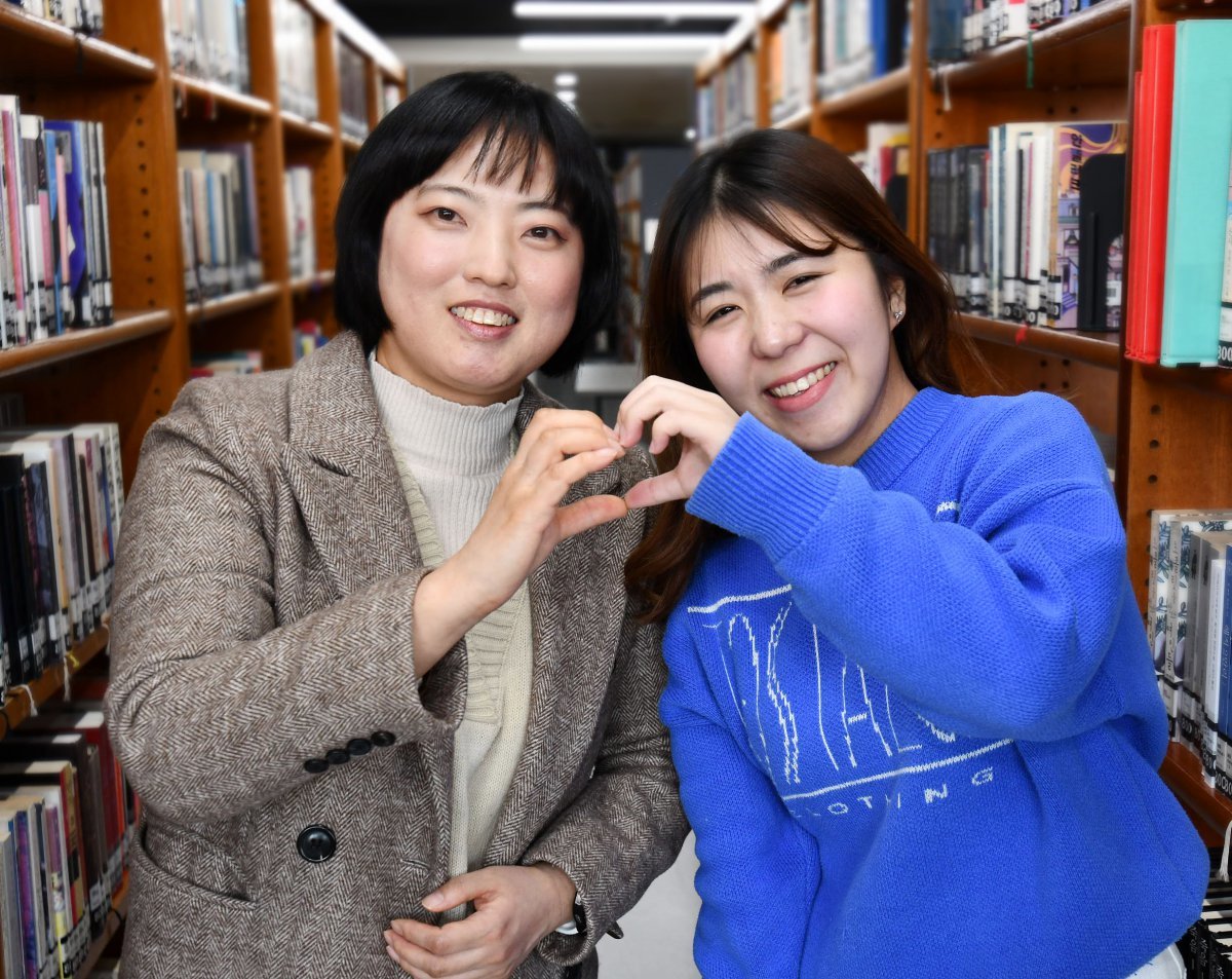 3일 대구 북구 영진전문대 도서관에서 백일장 내국인 장원 간호학과 3학년 강미경 씨(왼쪽)와 외국인 장원 호텔항공관광과 1학년 사사가세 고코 씨가 손하트를 보여주고 있다. 영진전문대 제공